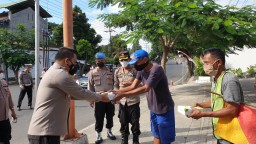Polresta Banyuwangi Bagikan Kotak Nasi ke Loper Koran