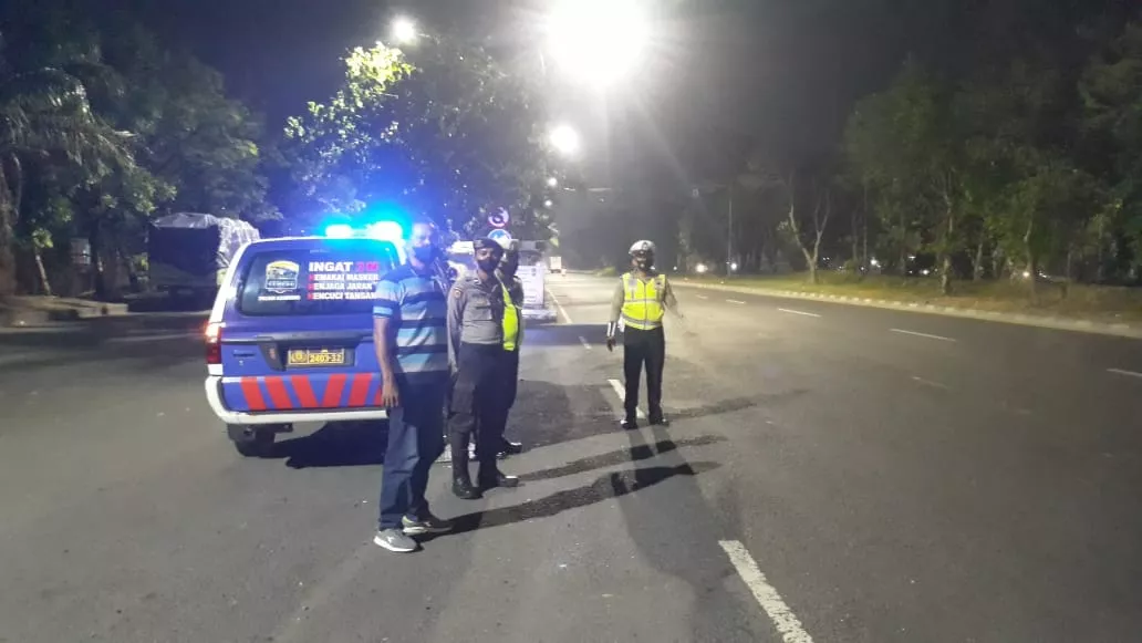Jaga Kamtibmas Serta Ciptakan Rasa Aman, Polsek Asemrowo Gelar Patroli Mobile di Malam Hari