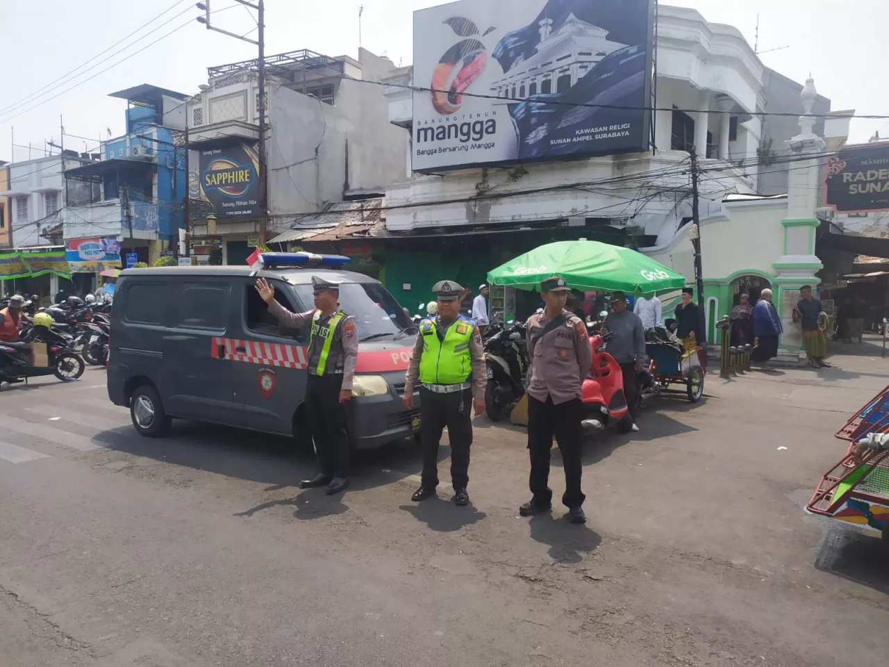 Polsek Semampir Patroli di Pintu Masuk Makam Sunan Ampel, Antisipasi Copet dan 3C
