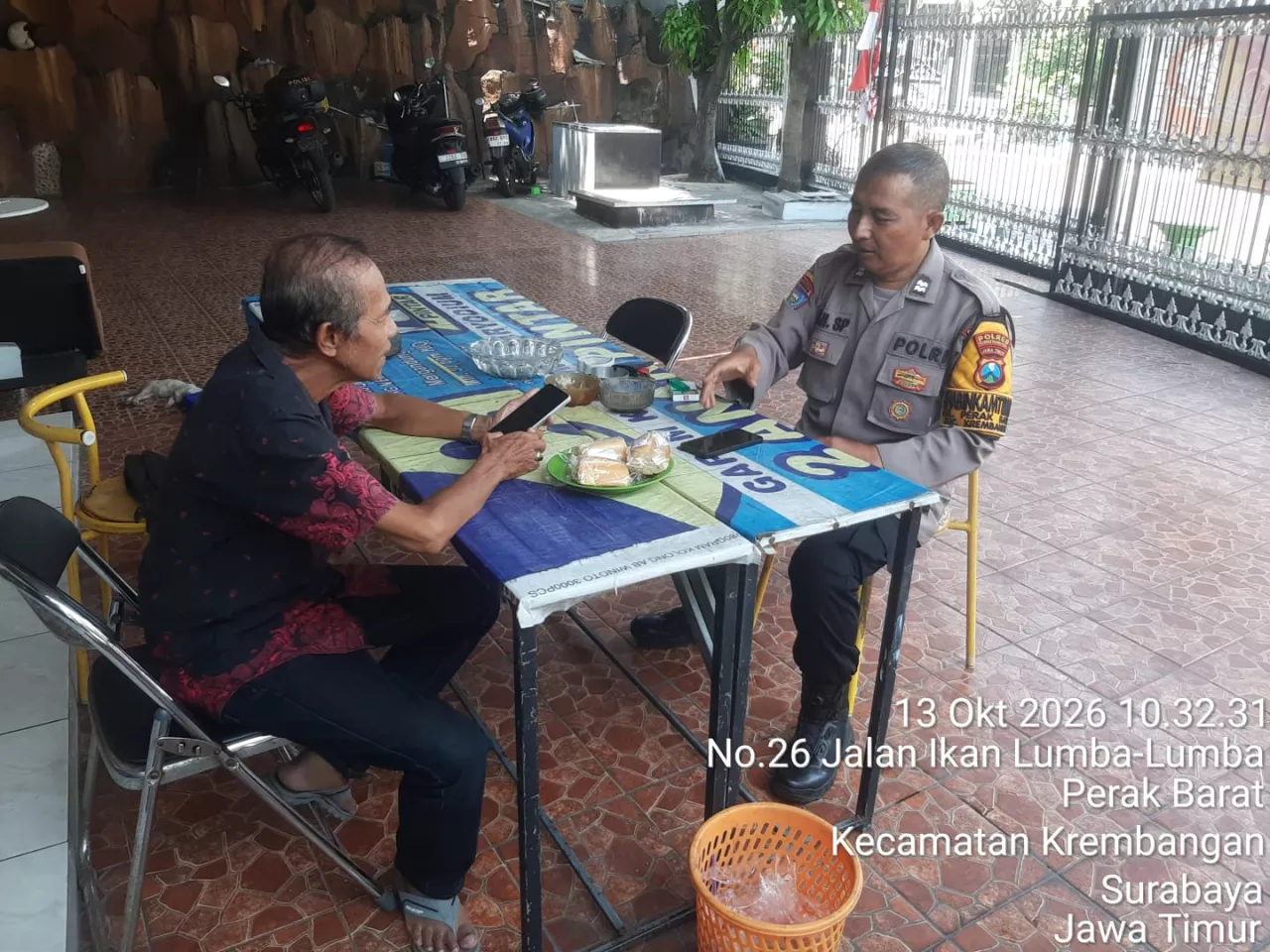 Bhabinkamtibmas Perak Barat Sambang Warga dan Lakukan Pendataan Perlinsos, Sosialisasikan Layanan 110