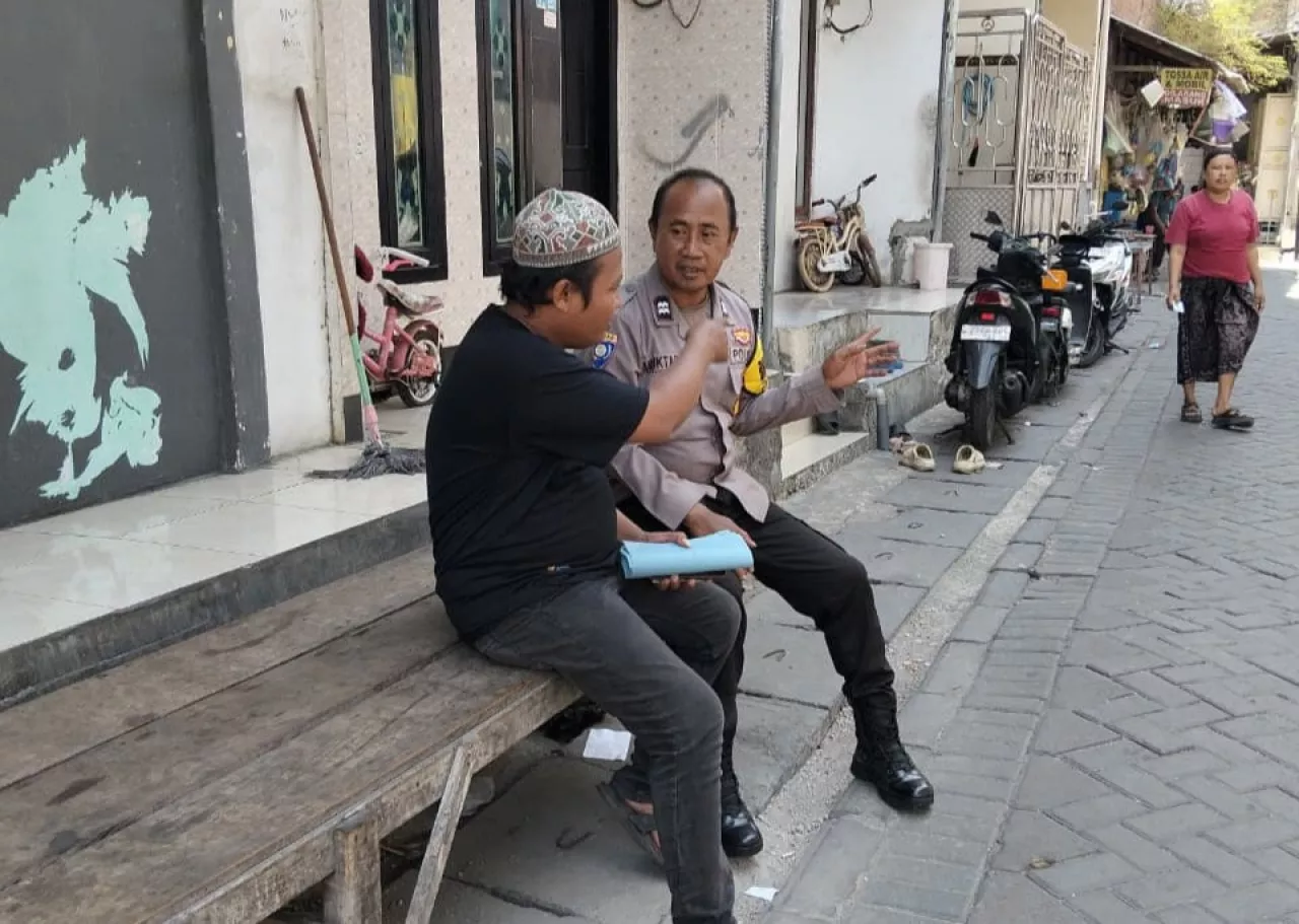 Polsek Semampir Patroli di Kawasan Religi Ampel, Bantu Masyarakat dan Antisipasi 3C