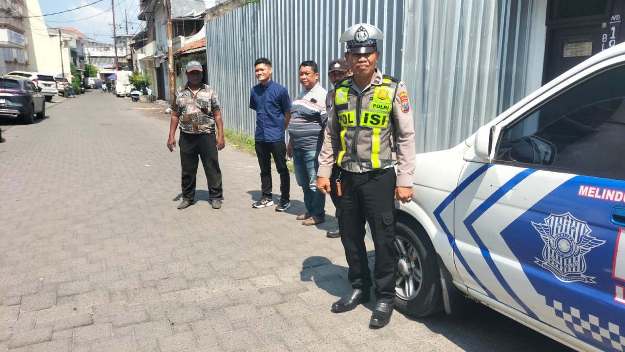 Personel Polsek Semampir Laksanakan Patroli Harkamtibmas di Jalan Petukangan