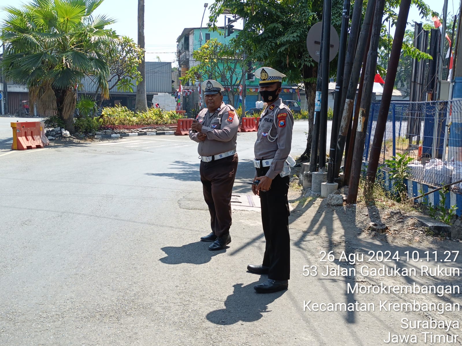 Polsek Krembangan Laksanakan Pengamanan Jalur Unjuk Rasa di Pertigaan Mbah Ratu