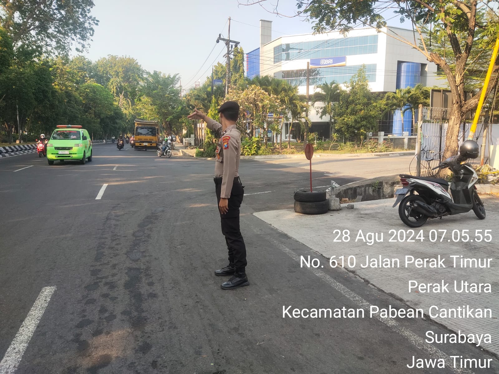 Pengaturan Lalu Lintas Pagi oleh Pam Obvit Sat. Samapta Polres Pelabuhan Tanjung Perak